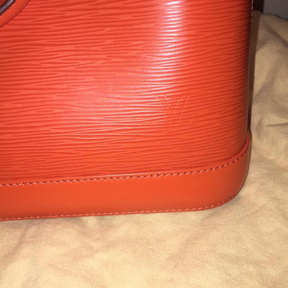 Louis Vuitton Alma PM in Piment Orange - Picture 2 of 8